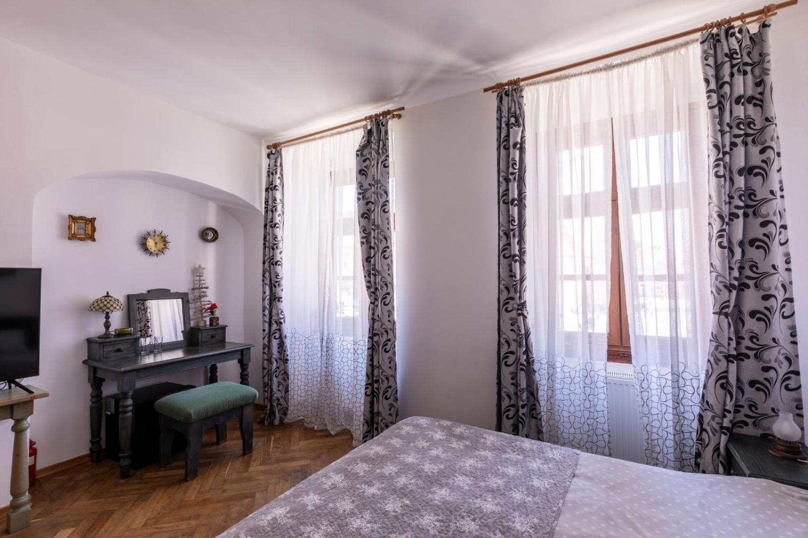 4 Rooms Piata Sfatului Braşov Buitenkant foto
