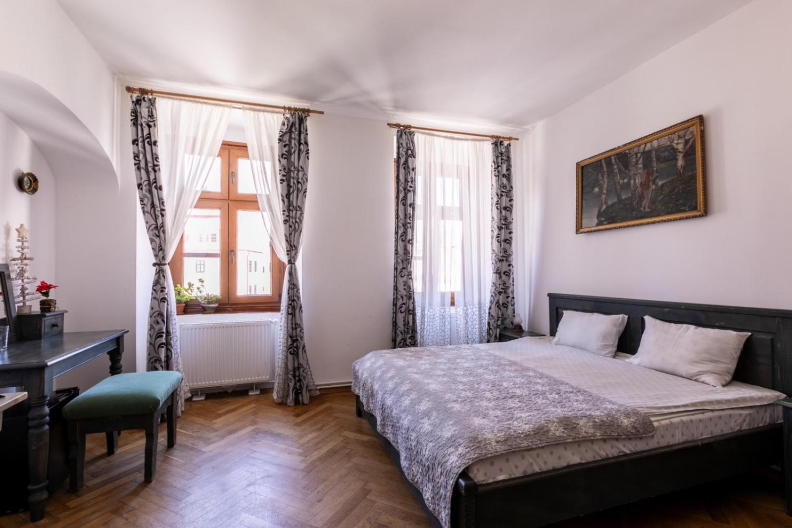 4 Rooms Piata Sfatului Braşov Buitenkant foto